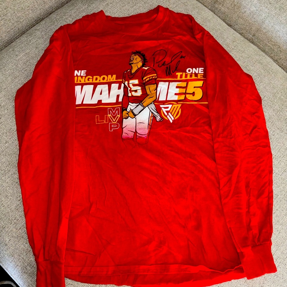 Patrick Mahomes Long Sleeve shirt. Size: Small